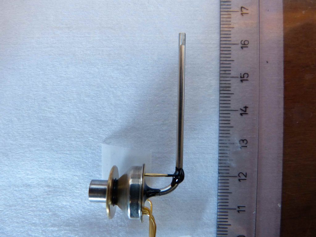Miniature Pitot tube anemometer for measuring velocity fluctuations, from room temperature to cryogenic ones